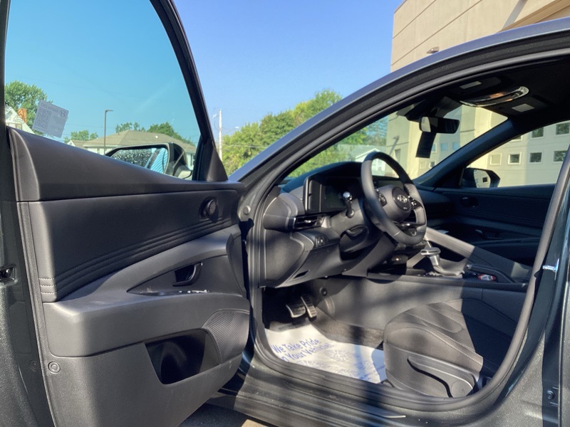 2025 Hyundai Elantra SEL Sport Image 18 of 35