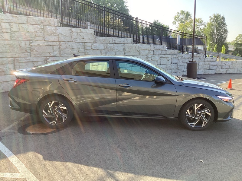 2025 Hyundai Elantra SEL Sport Image 4 of 35