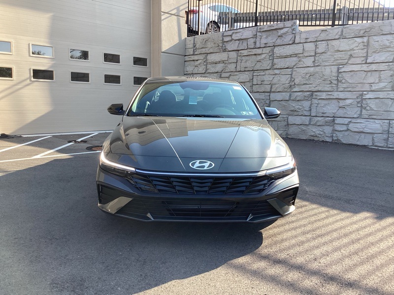 2025 Hyundai Elantra SEL Sport Image 2 of 35