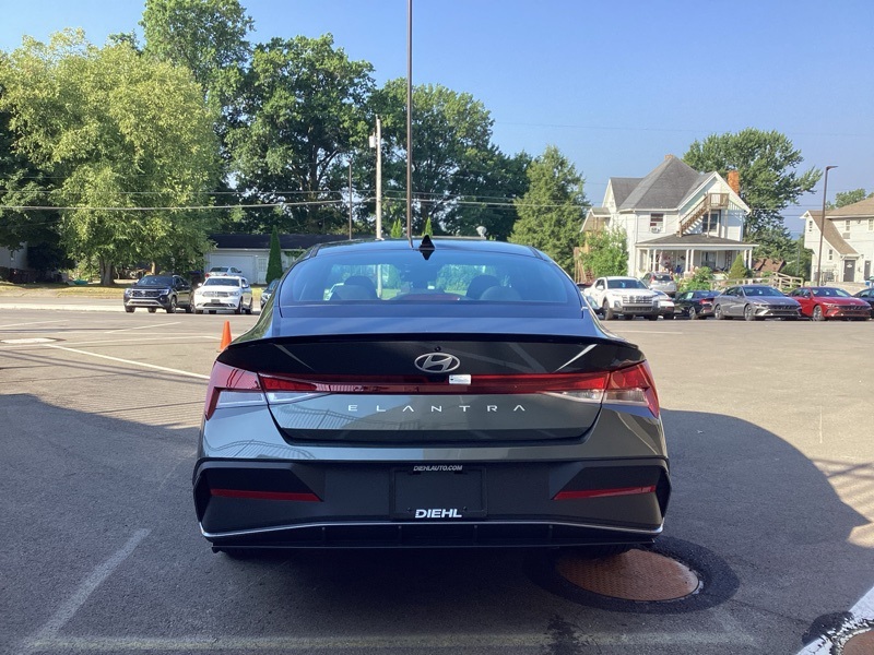 2025 Hyundai Elantra SEL Sport Image 5 of 35