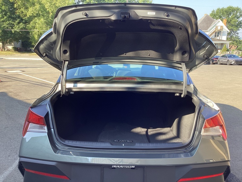 2025 Hyundai Elantra SEL Sport Image 8 of 35