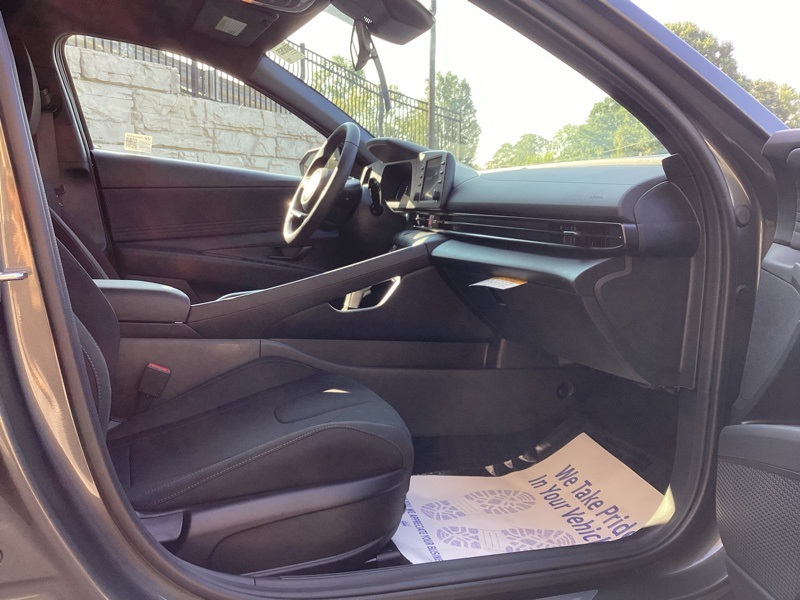 2025 Hyundai Elantra SEL Sport Image 16 of 35