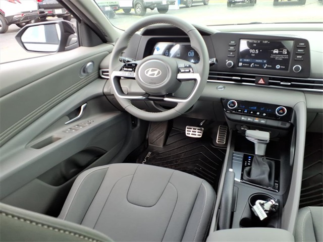 2025 Hyundai Elantra SEL Sport Image 8 of 19