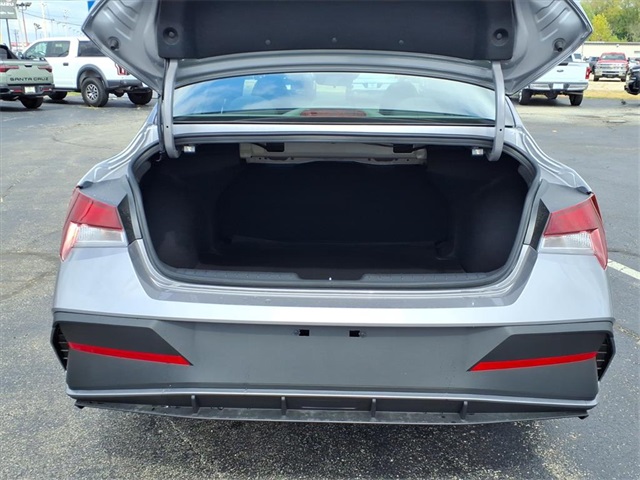 2025 Hyundai Elantra SEL Sport Image 5 of 19
