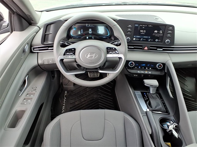 2025 Hyundai Elantra SEL Sport Image 9 of 19