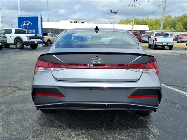 2025 Hyundai Elantra SEL Sport Image 4 of 19