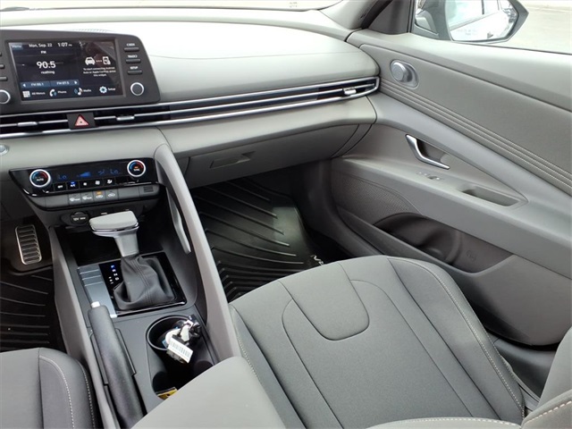 2025 Hyundai Elantra SEL Sport Image 18 of 19