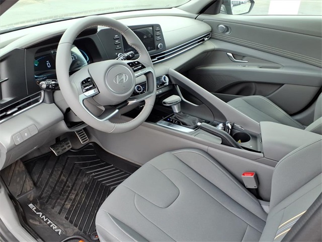 2025 Hyundai Elantra SEL Sport Image 10 of 19