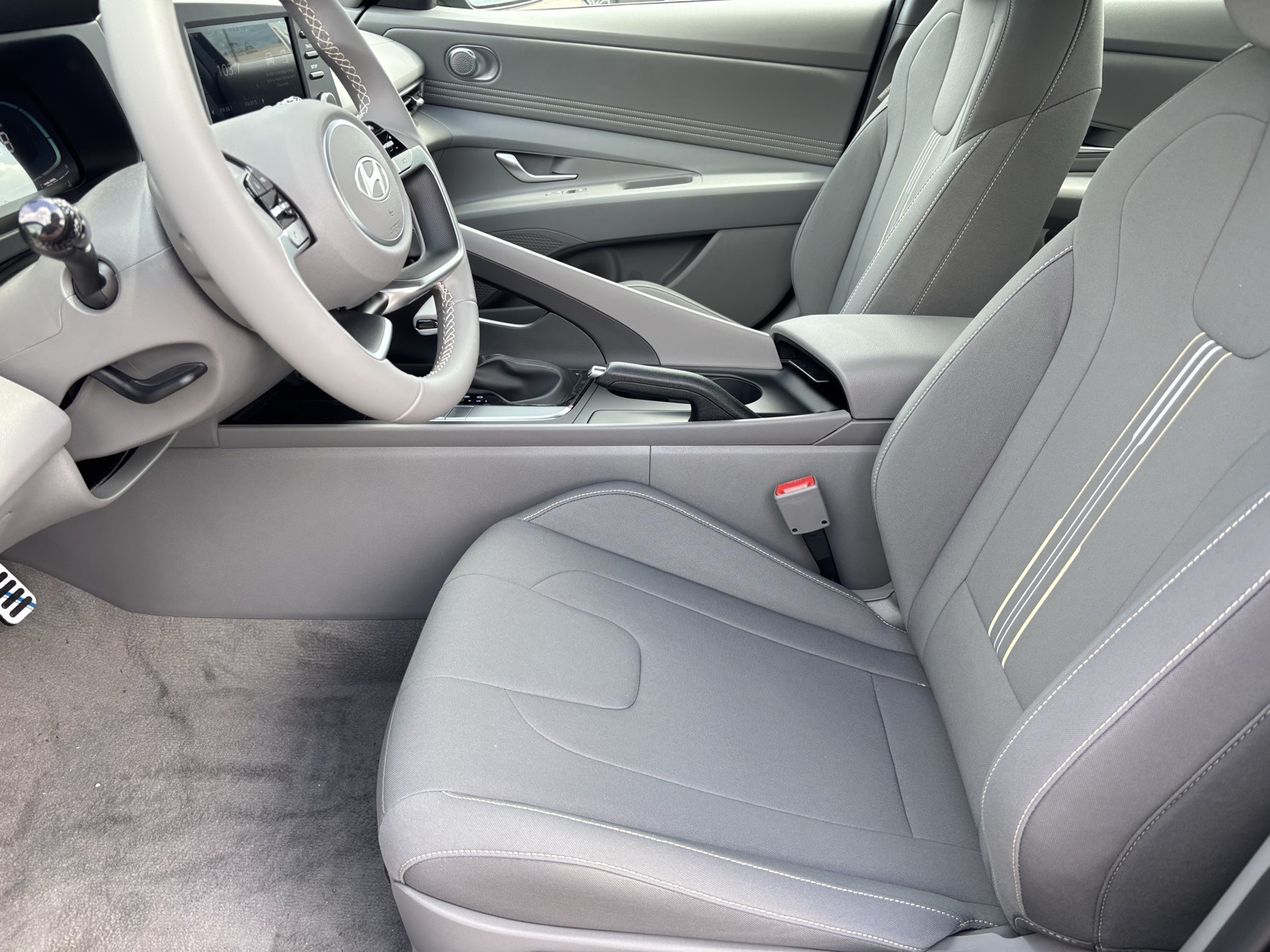 2025 Hyundai Elantra SEL Sport Image 19 of 23