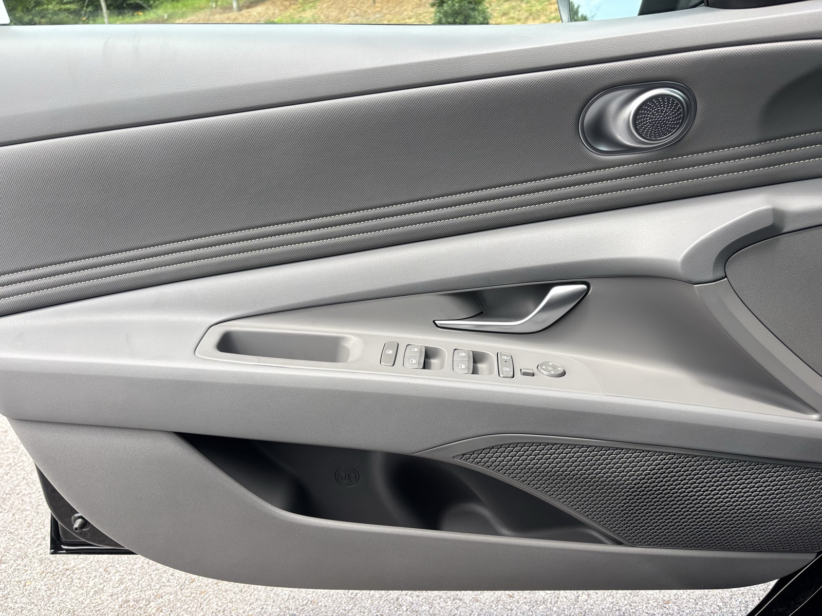 2025 Hyundai Elantra SEL Sport Image 18 of 23