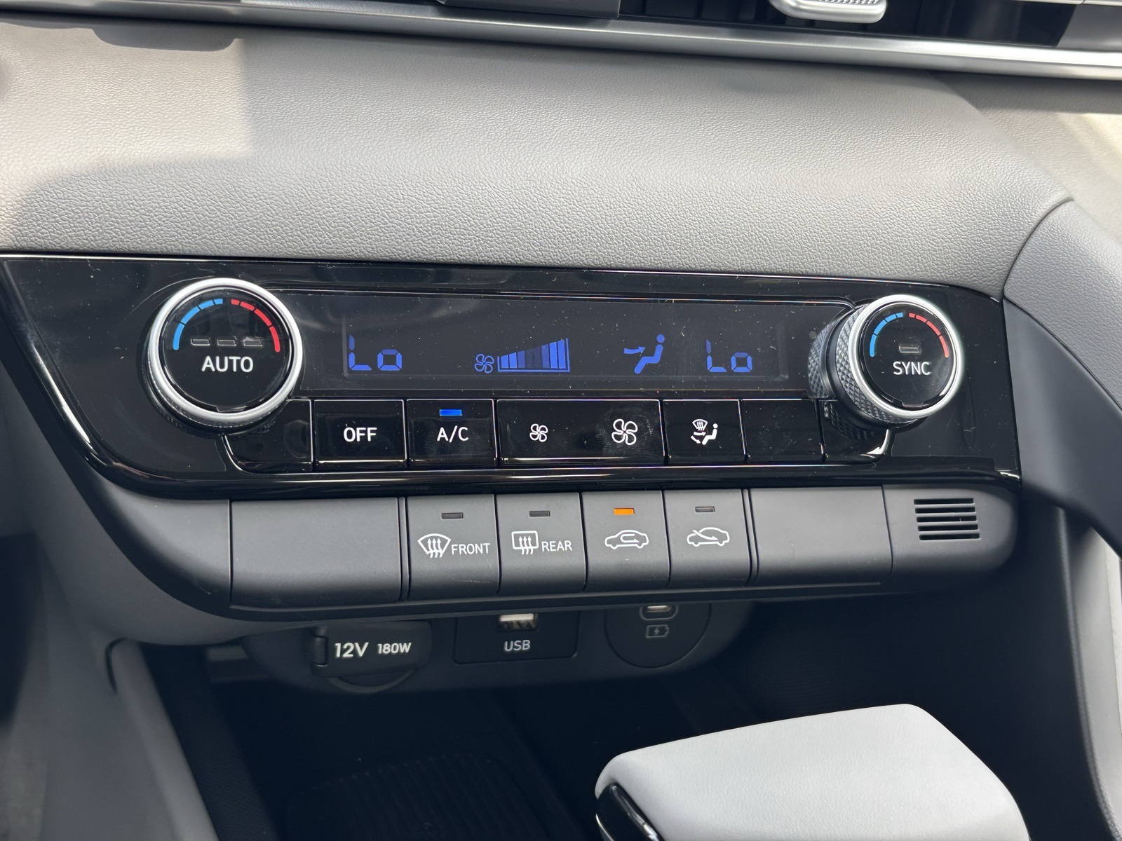 2025 Hyundai Elantra SEL Sport Image 15 of 23