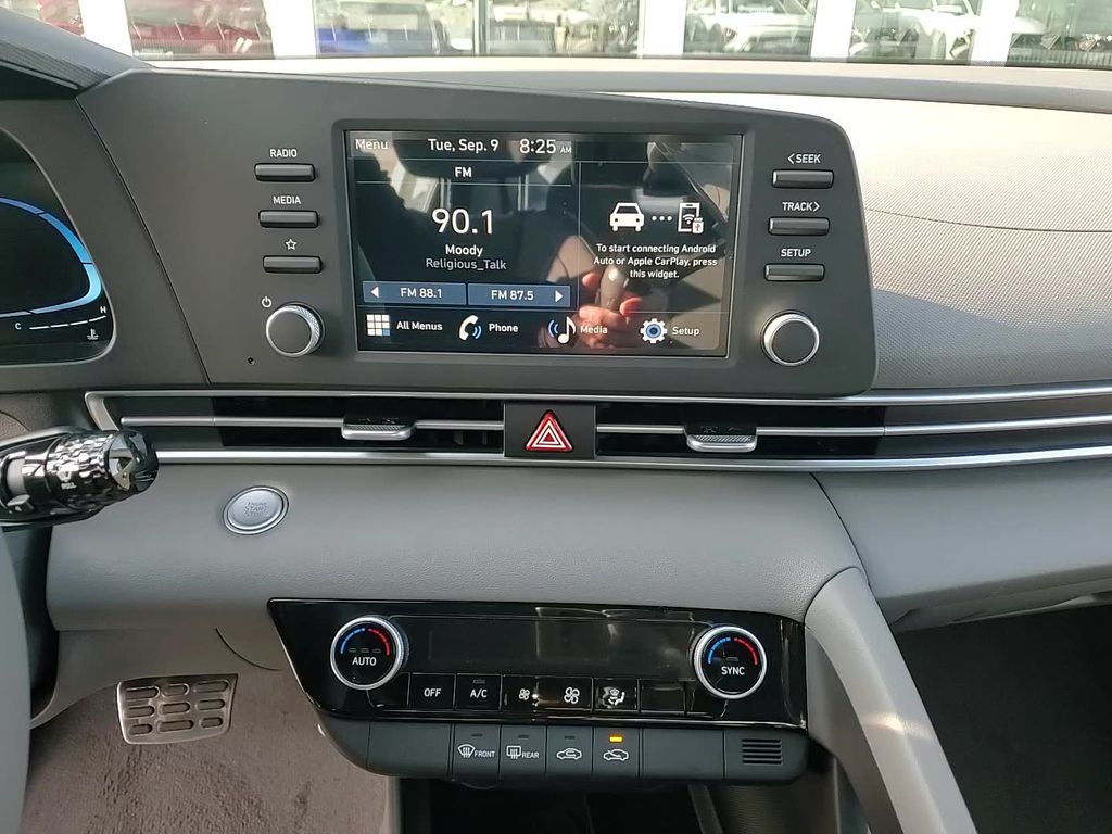 2025 Hyundai Elantra SEL Sport Image 17 of 24