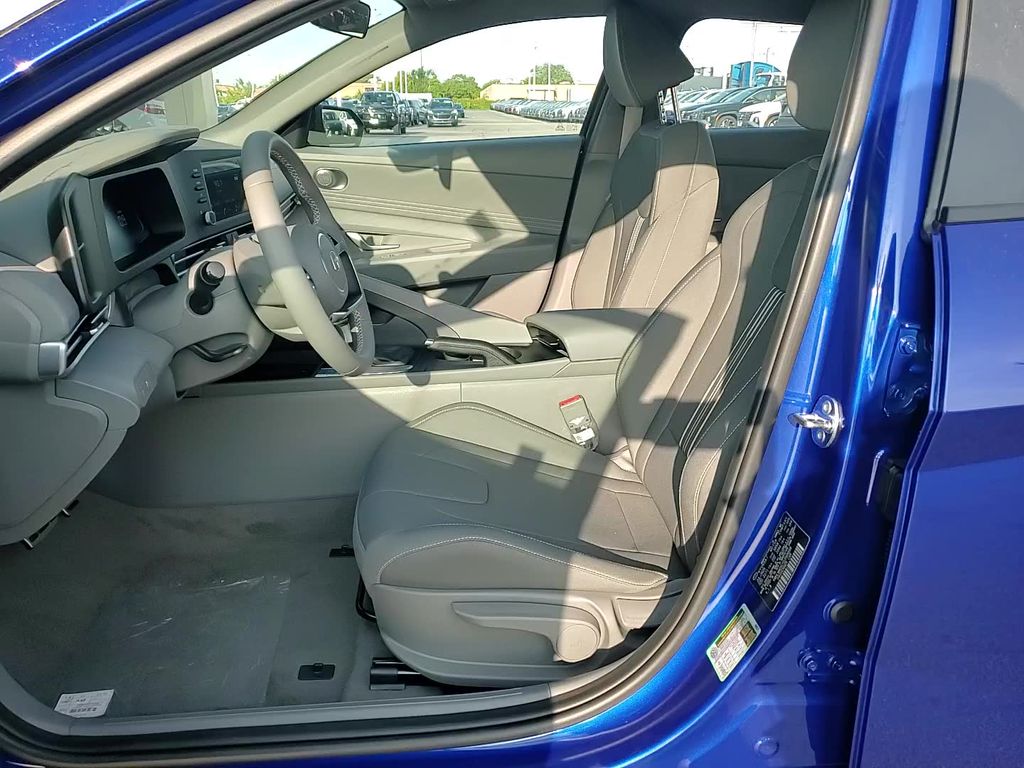 2025 Hyundai Elantra SEL Sport Image 14 of 24