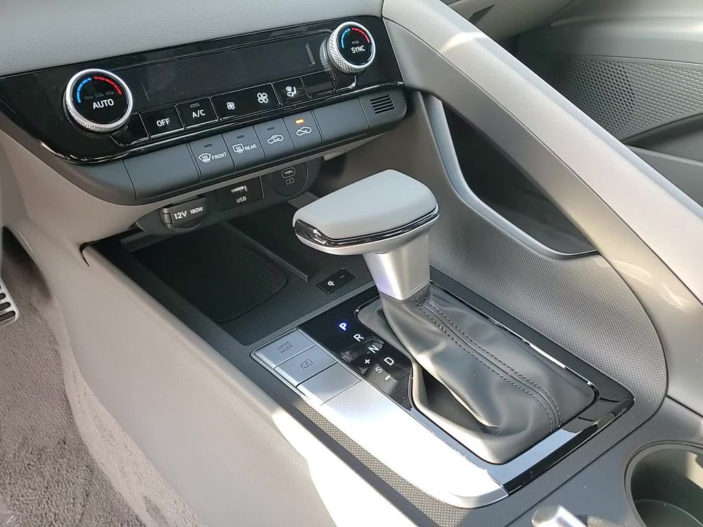 2025 Hyundai Elantra SEL Sport Image 18 of 24