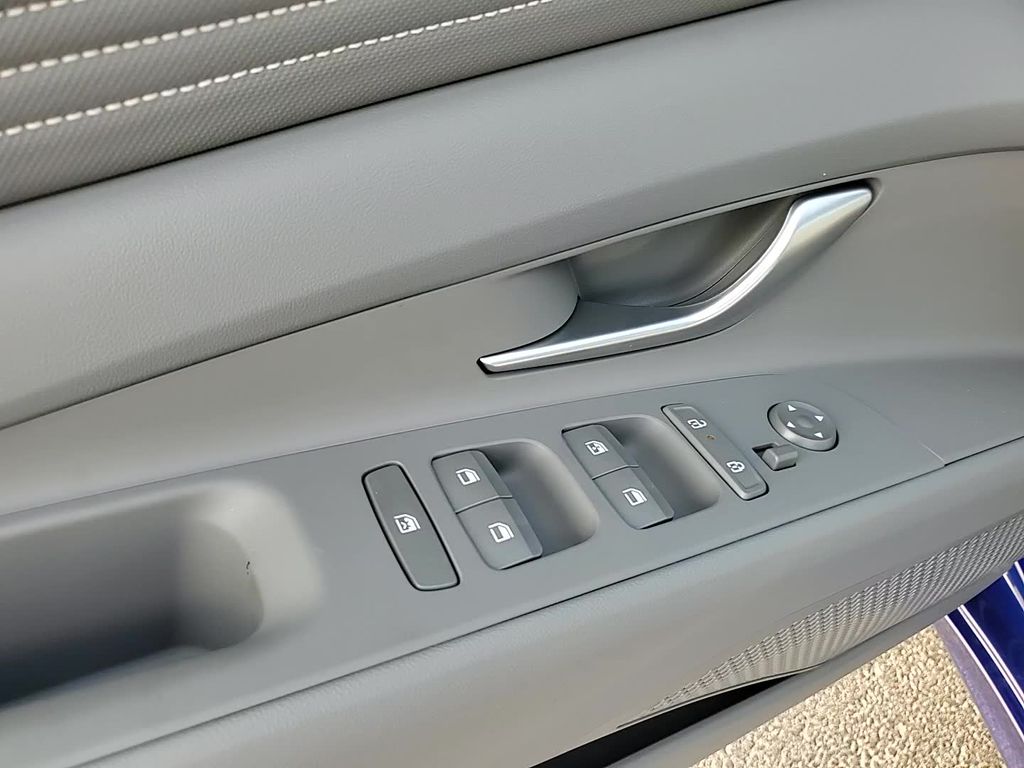 2025 Hyundai Elantra SEL Sport Image 19 of 24