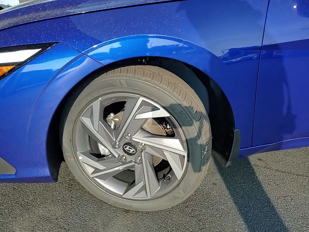 2025 Hyundai Elantra SEL Sport Image 11 of 24
