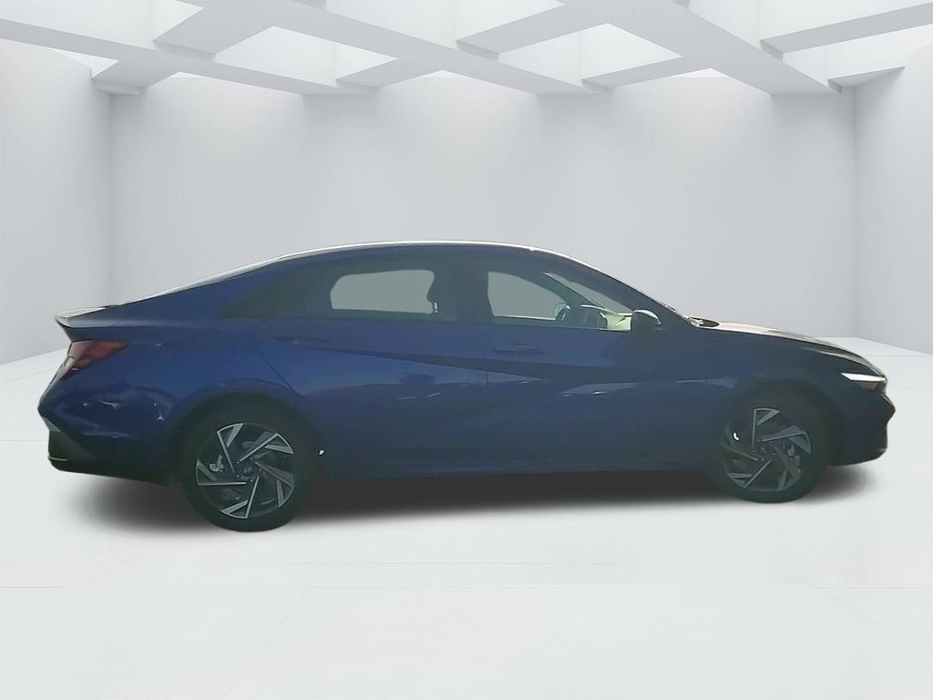 2025 Hyundai Elantra SEL Sport Image 7 of 24