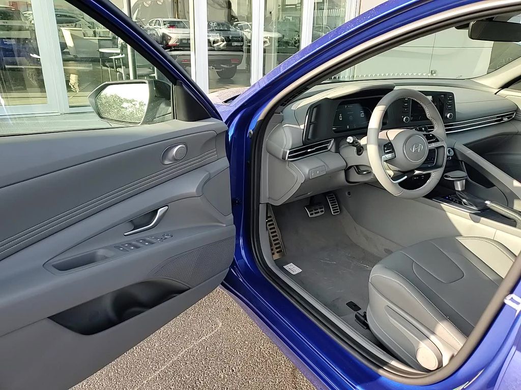 2025 Hyundai Elantra SEL Sport Image 15 of 24