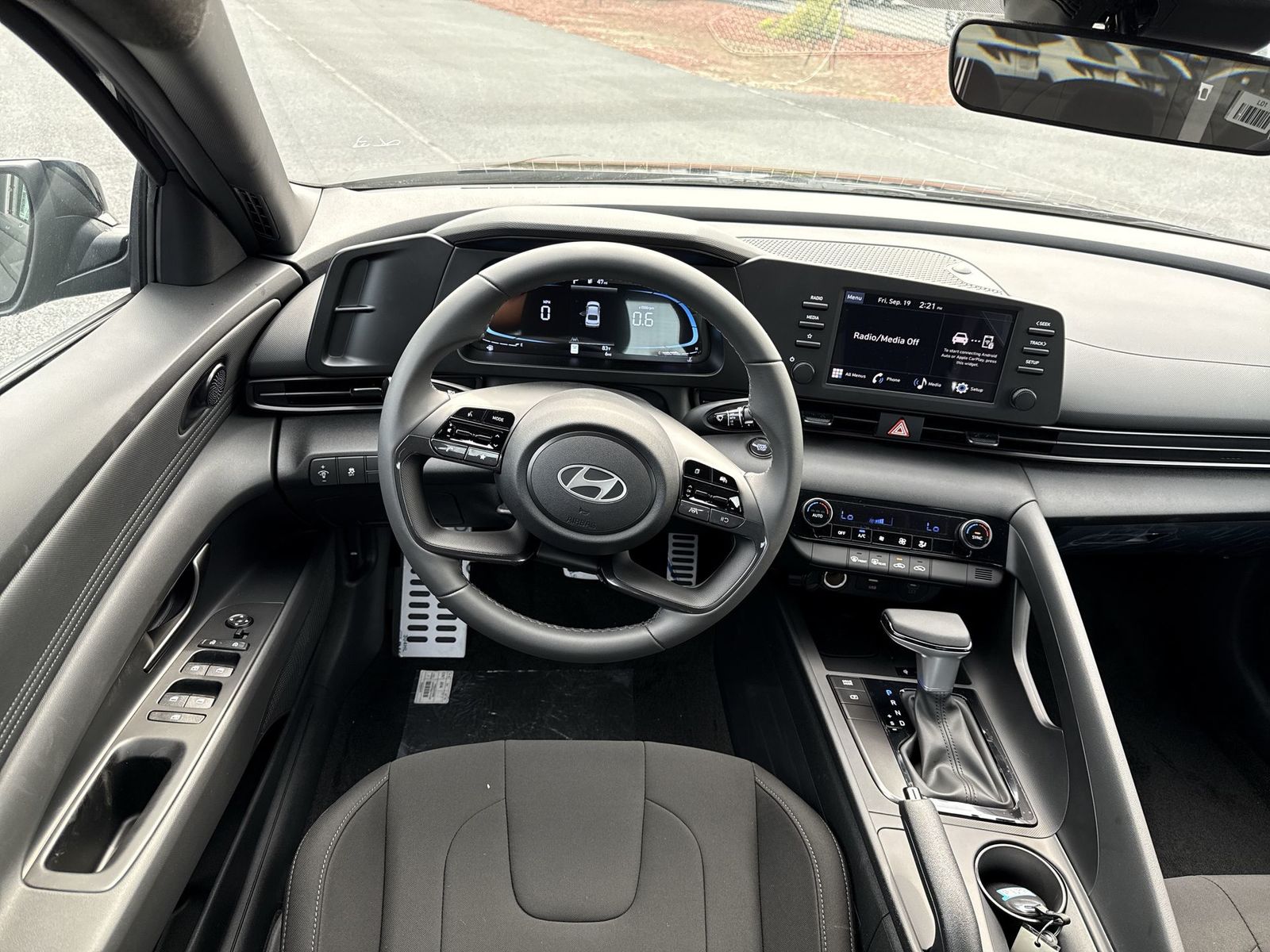 2025 Hyundai Elantra SEL Sport Image 17 of 25