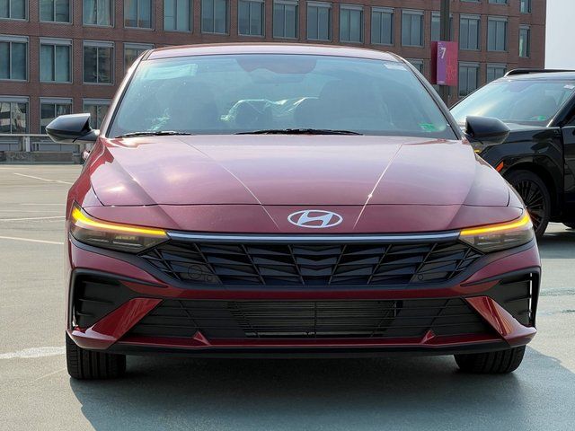 2025 Hyundai Elantra SEL Sport Image 2 of 15