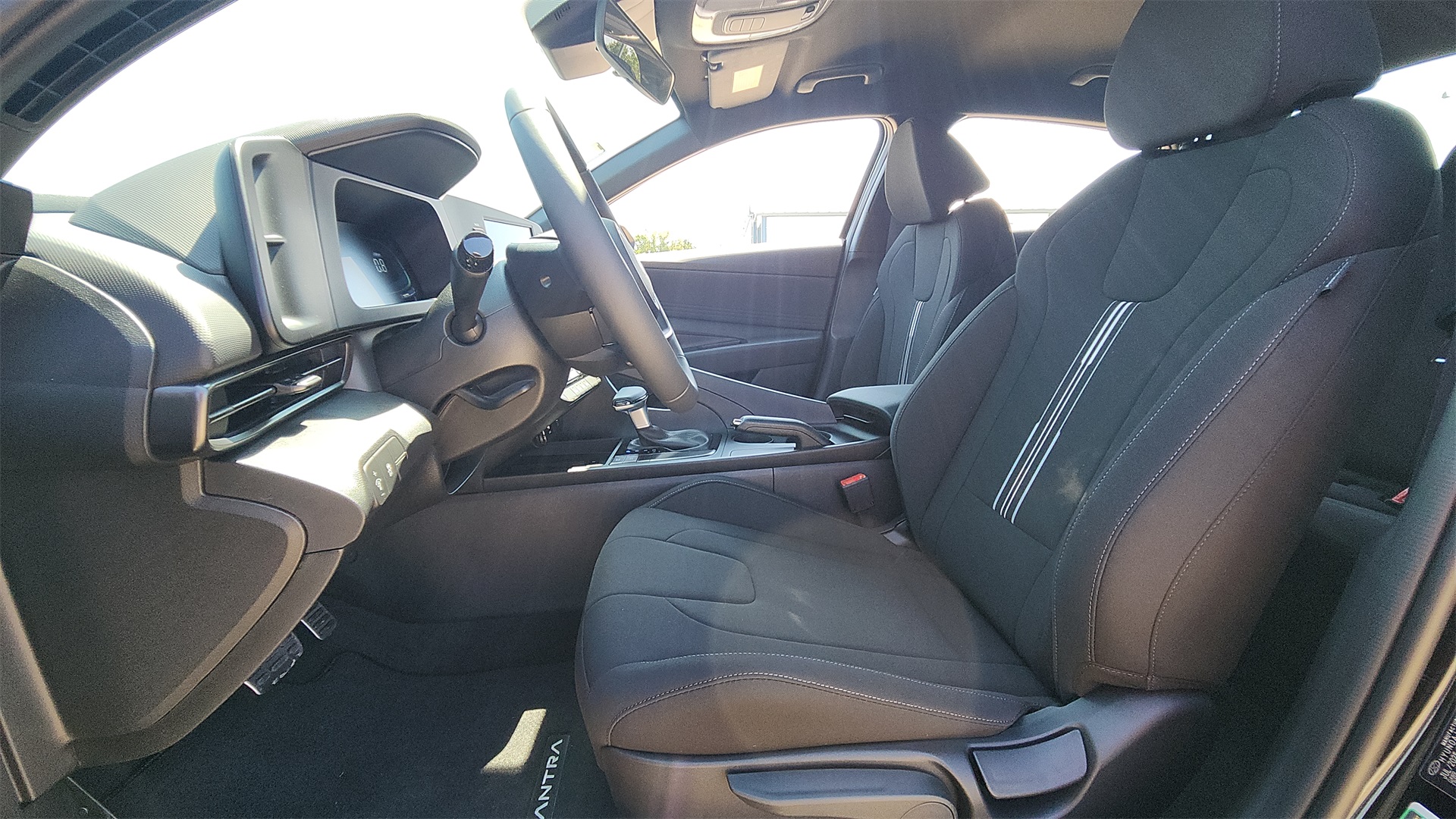 2025 Hyundai Elantra SEL Sport Image 11 of 25