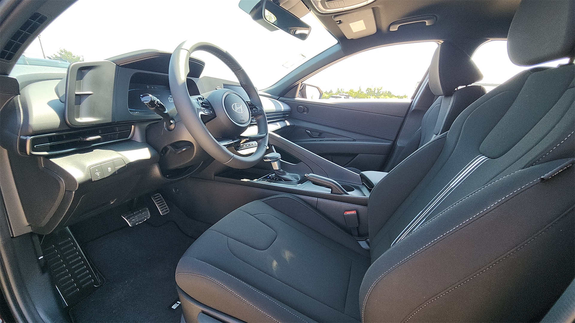 2025 Hyundai Elantra SEL Sport Image 14 of 25