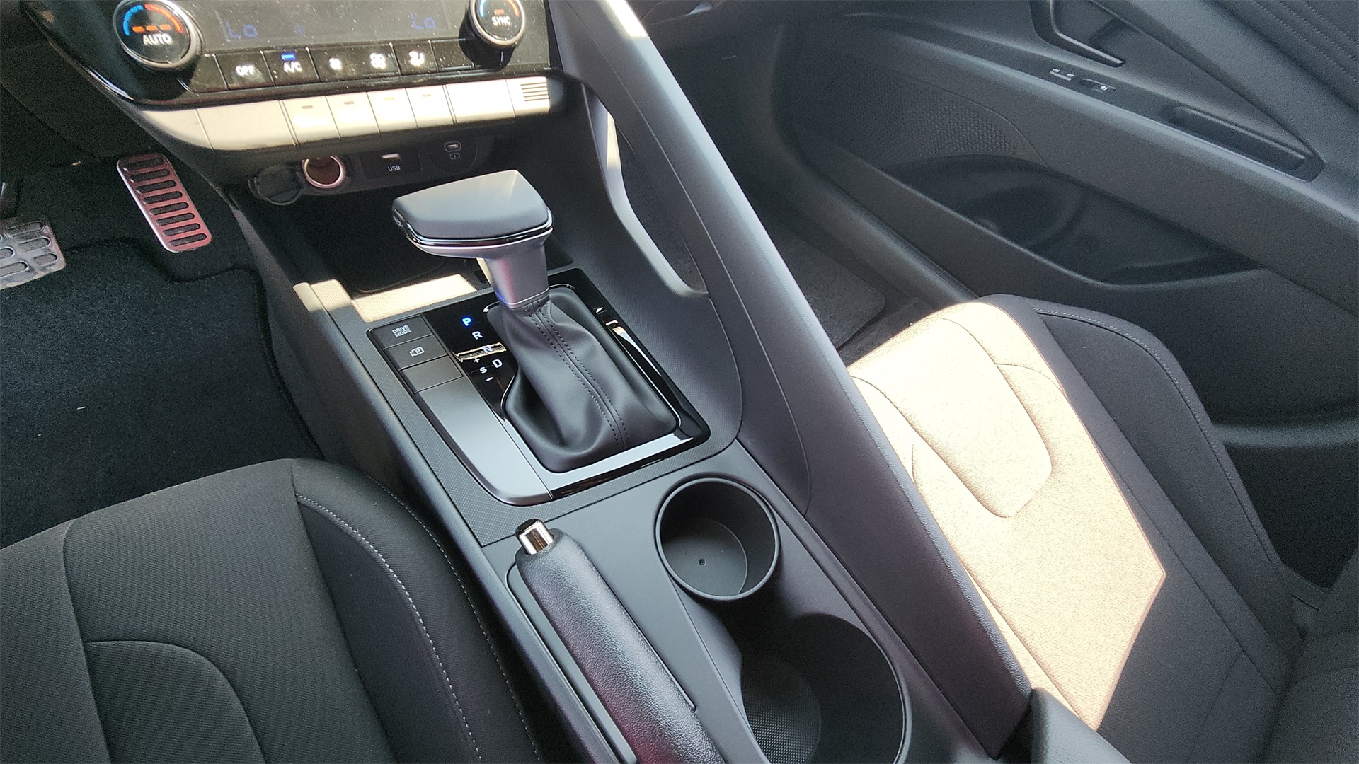 2025 Hyundai Elantra SEL Sport Image 18 of 25