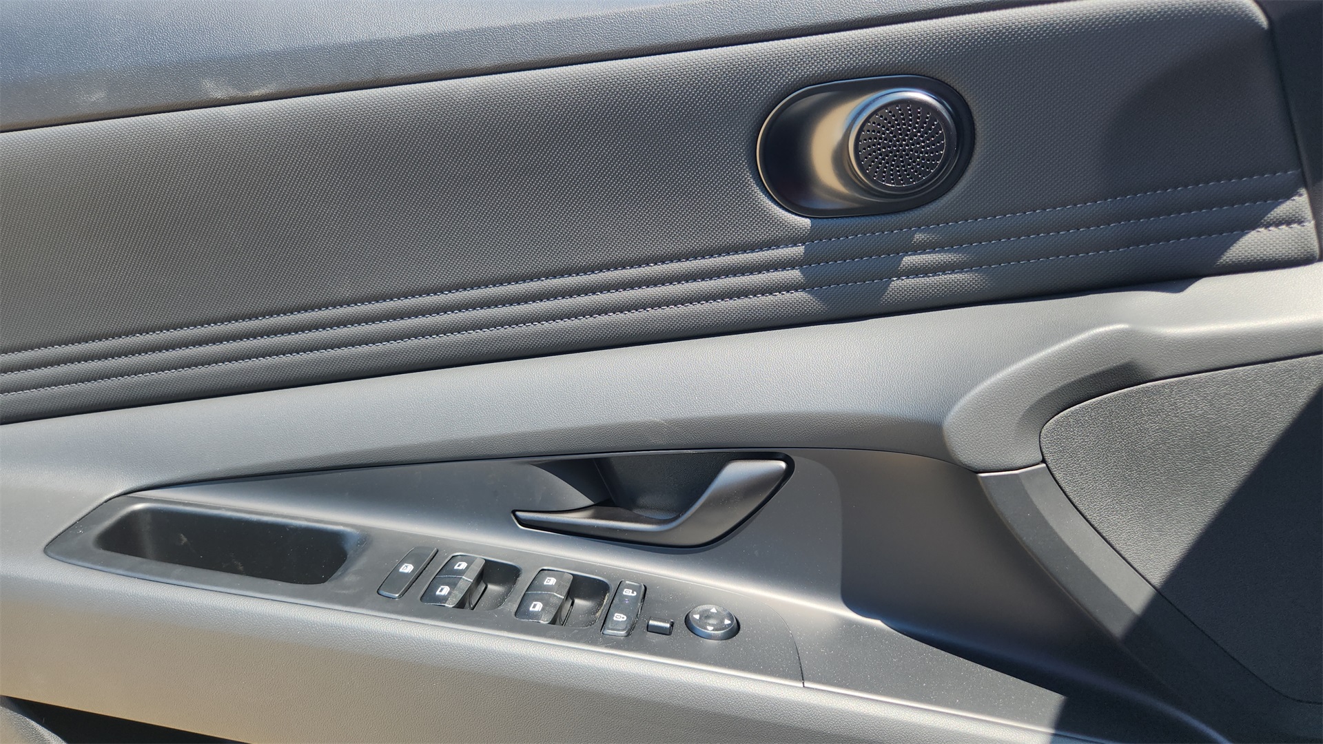 2025 Hyundai Elantra SEL Sport Image 20 of 25