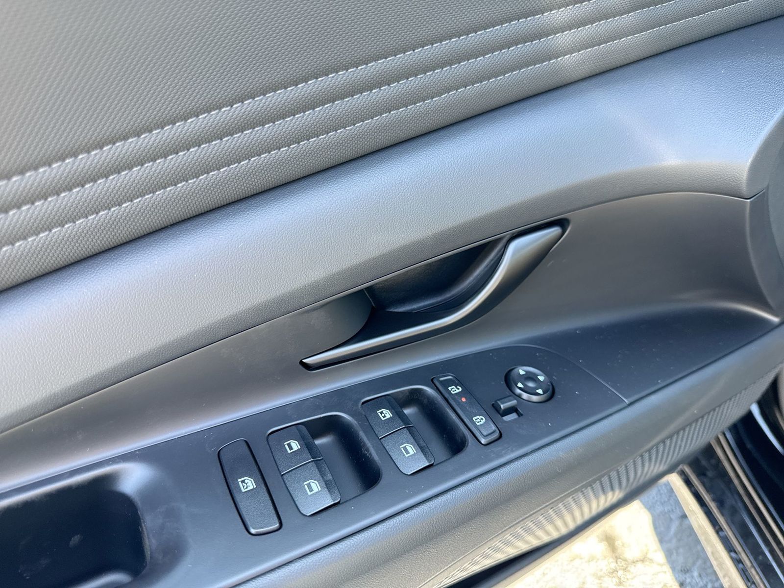 2025 Hyundai Elantra SEL Sport Image 22 of 25