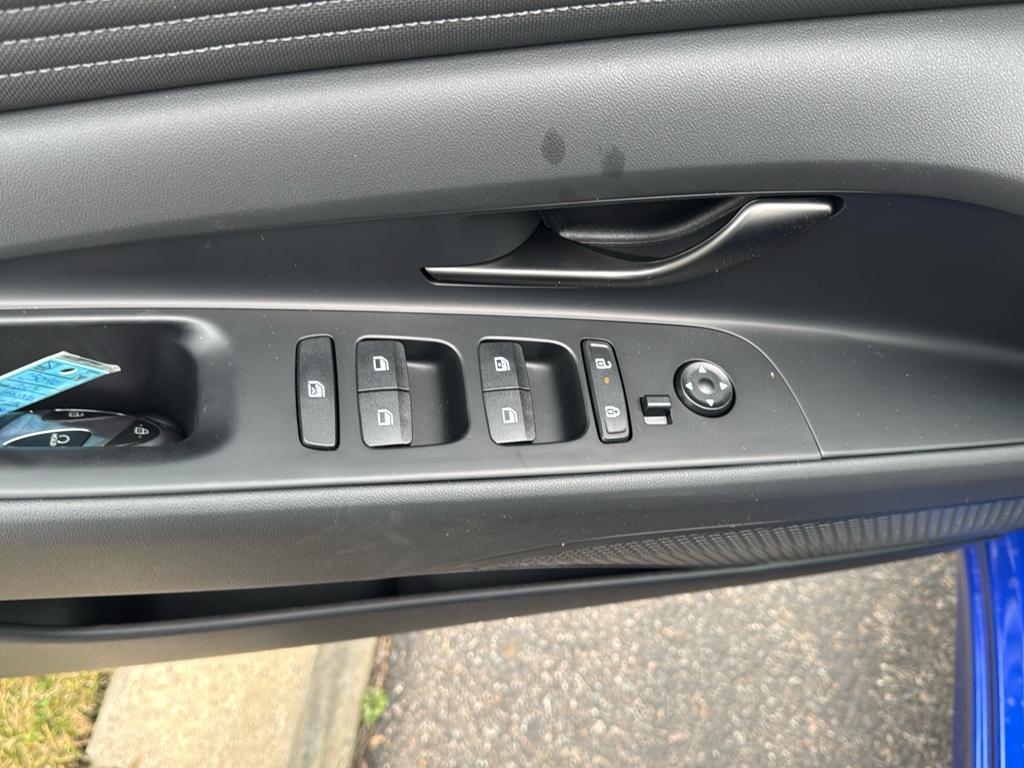 Vehicle image 14 of 25