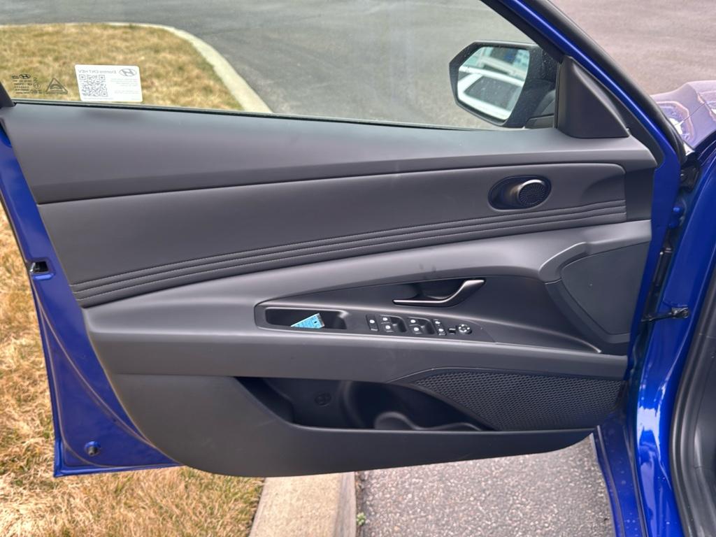 Vehicle image 13 of 25
