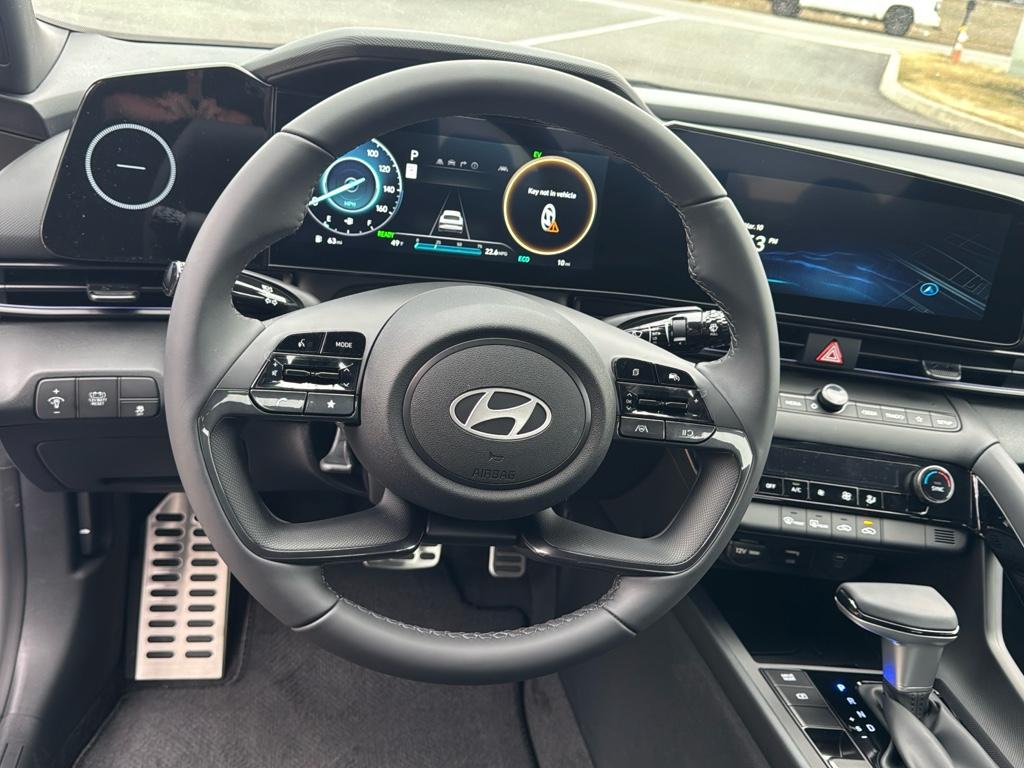 Vehicle image 16 of 25
