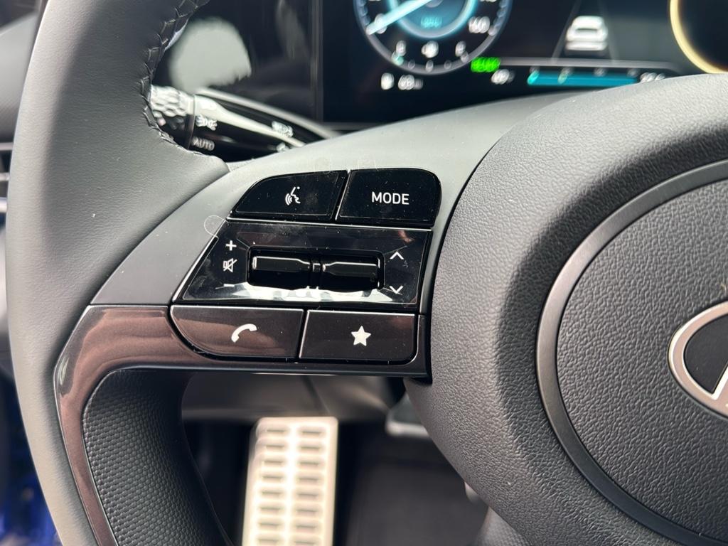 Vehicle image 18 of 25