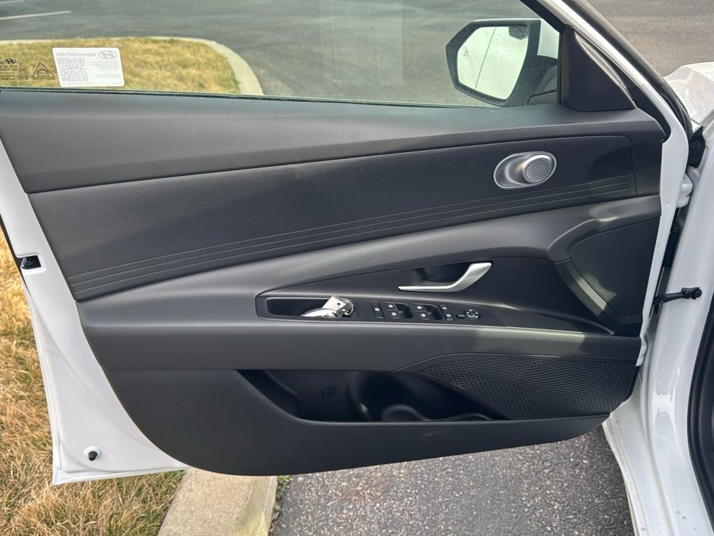 Vehicle image 13 of 25