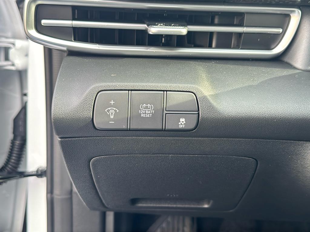 Vehicle image 19 of 25