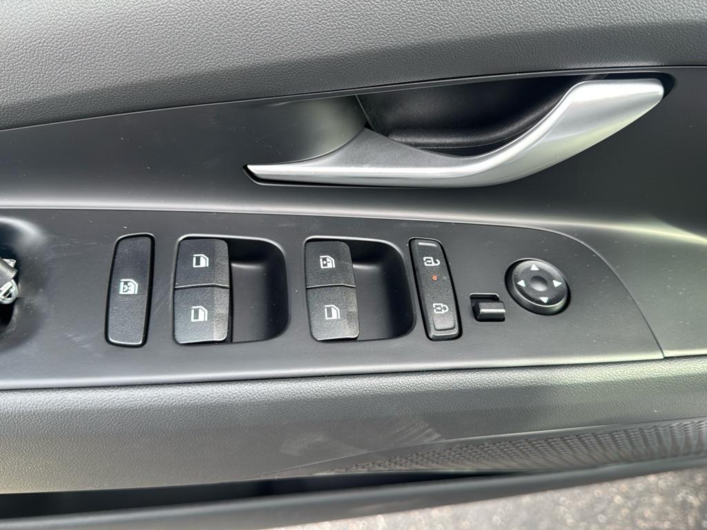 Vehicle image 14 of 25