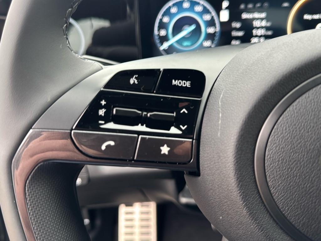 Vehicle image 18 of 25