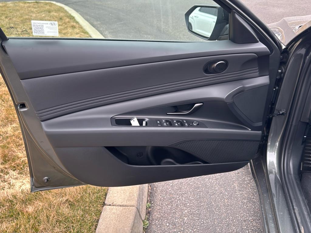 Vehicle image 13 of 25