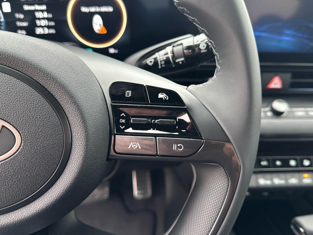 Vehicle image 17 of 25