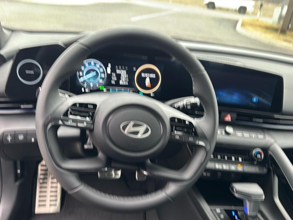 Vehicle image 16 of 25