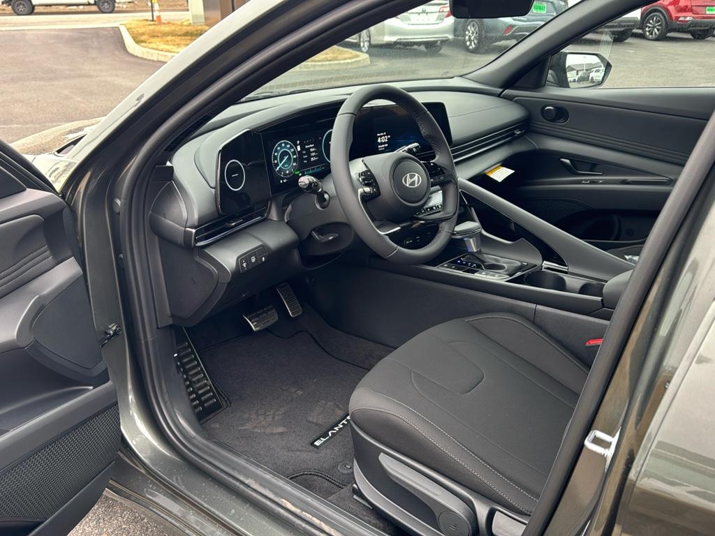 Vehicle image 15 of 25
