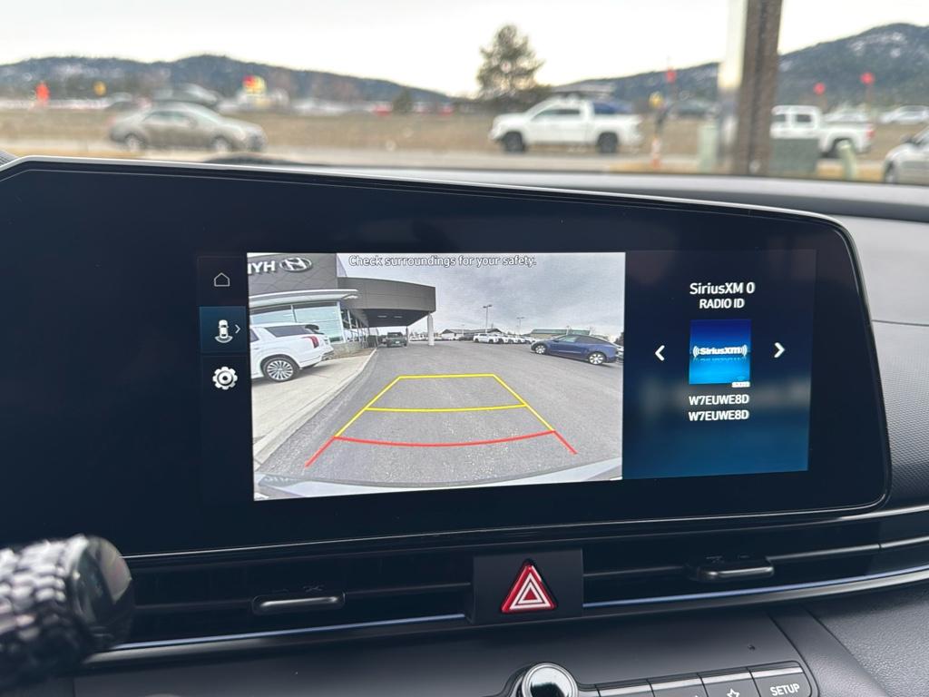 Vehicle image 21 of 25