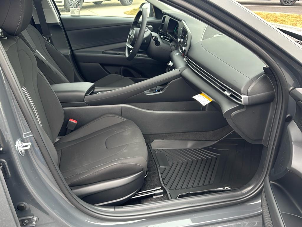 Vehicle image 9 of 25