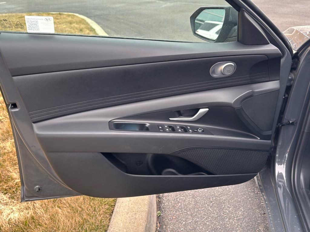 Vehicle image 13 of 25