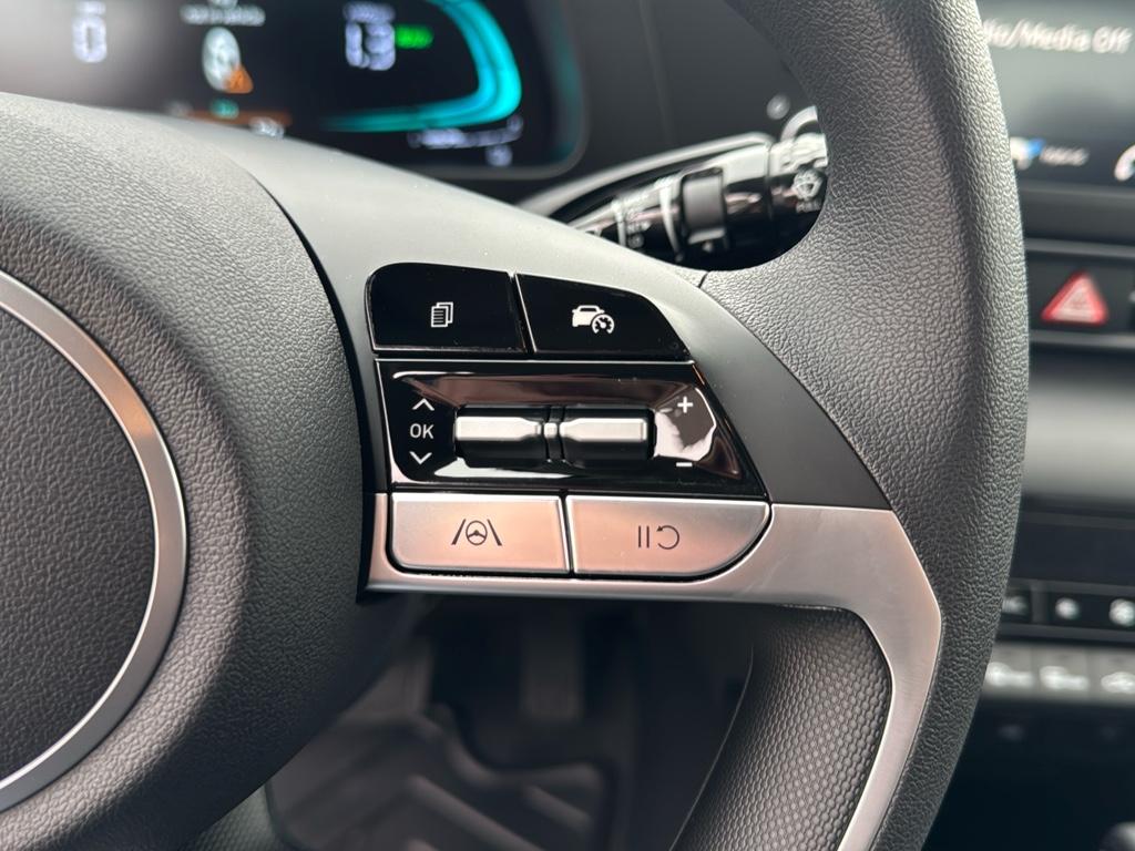 Vehicle image 17 of 25
