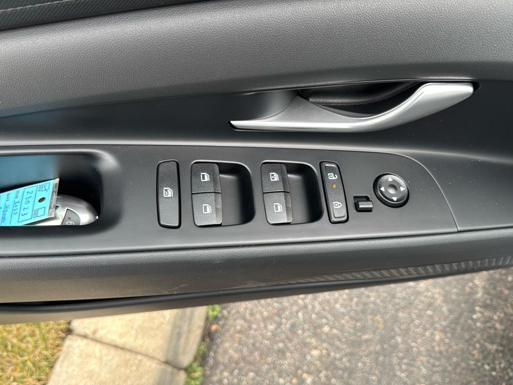 Vehicle image 14 of 25