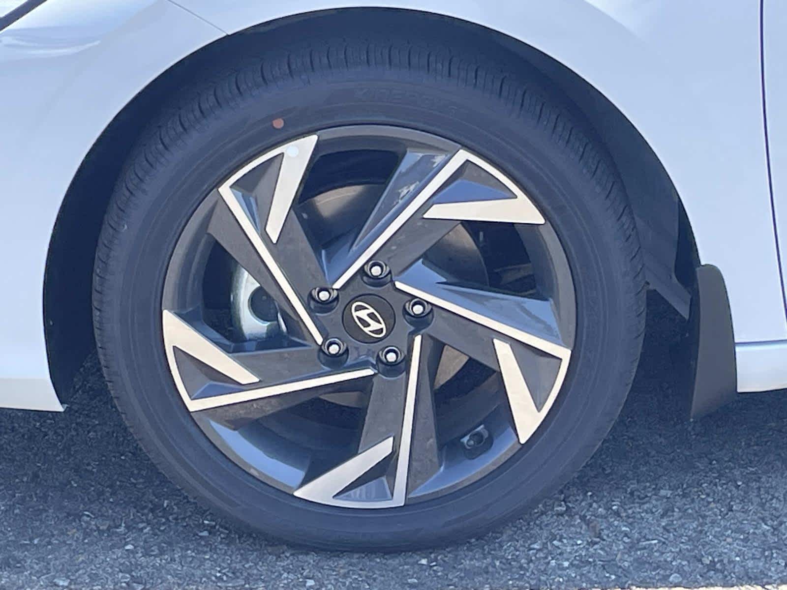 2025 Hyundai Elantra Hybrid SEL Sport Image 9 of 34