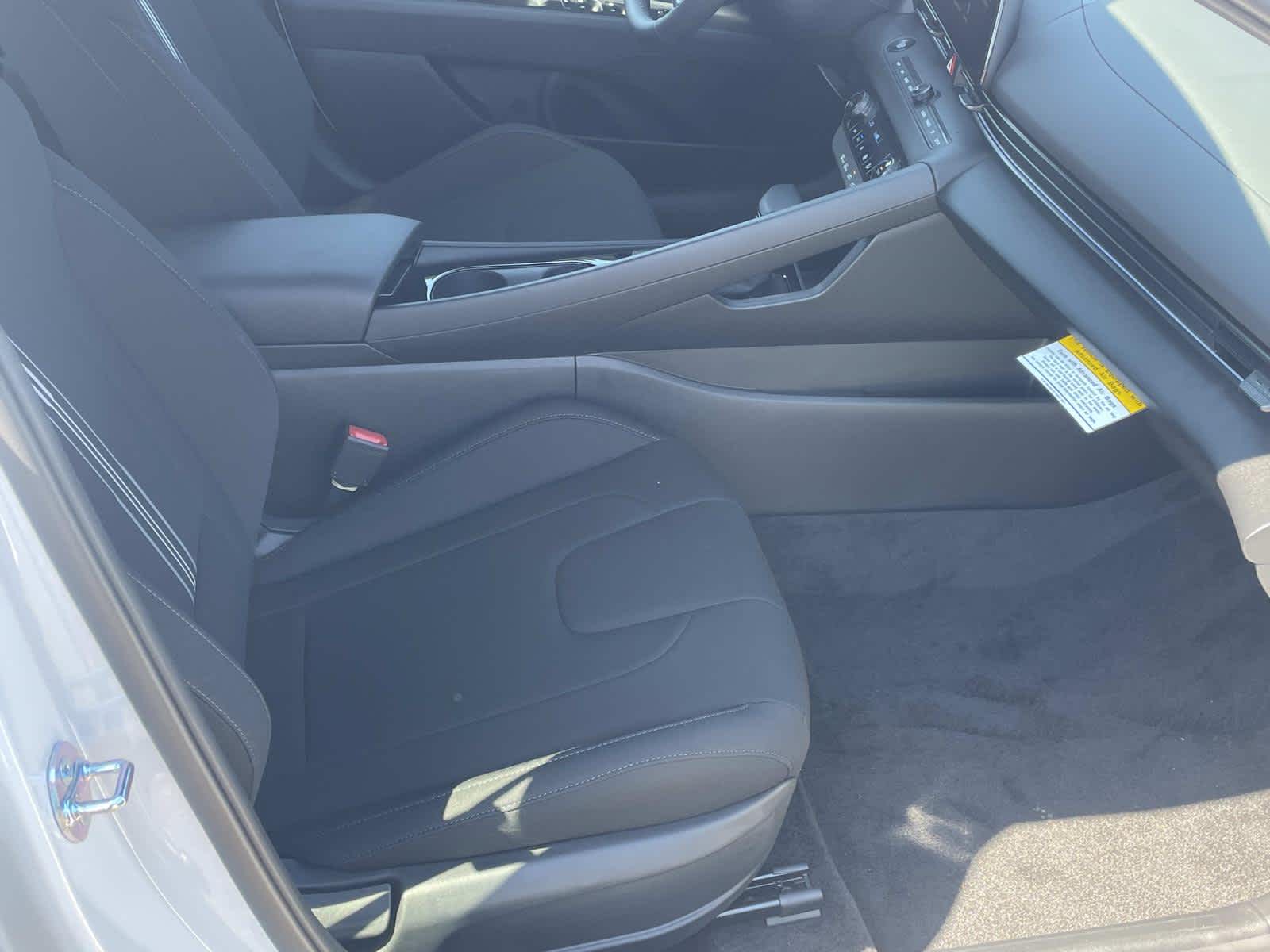 2025 Hyundai Elantra Hybrid SEL Sport Image 12 of 34