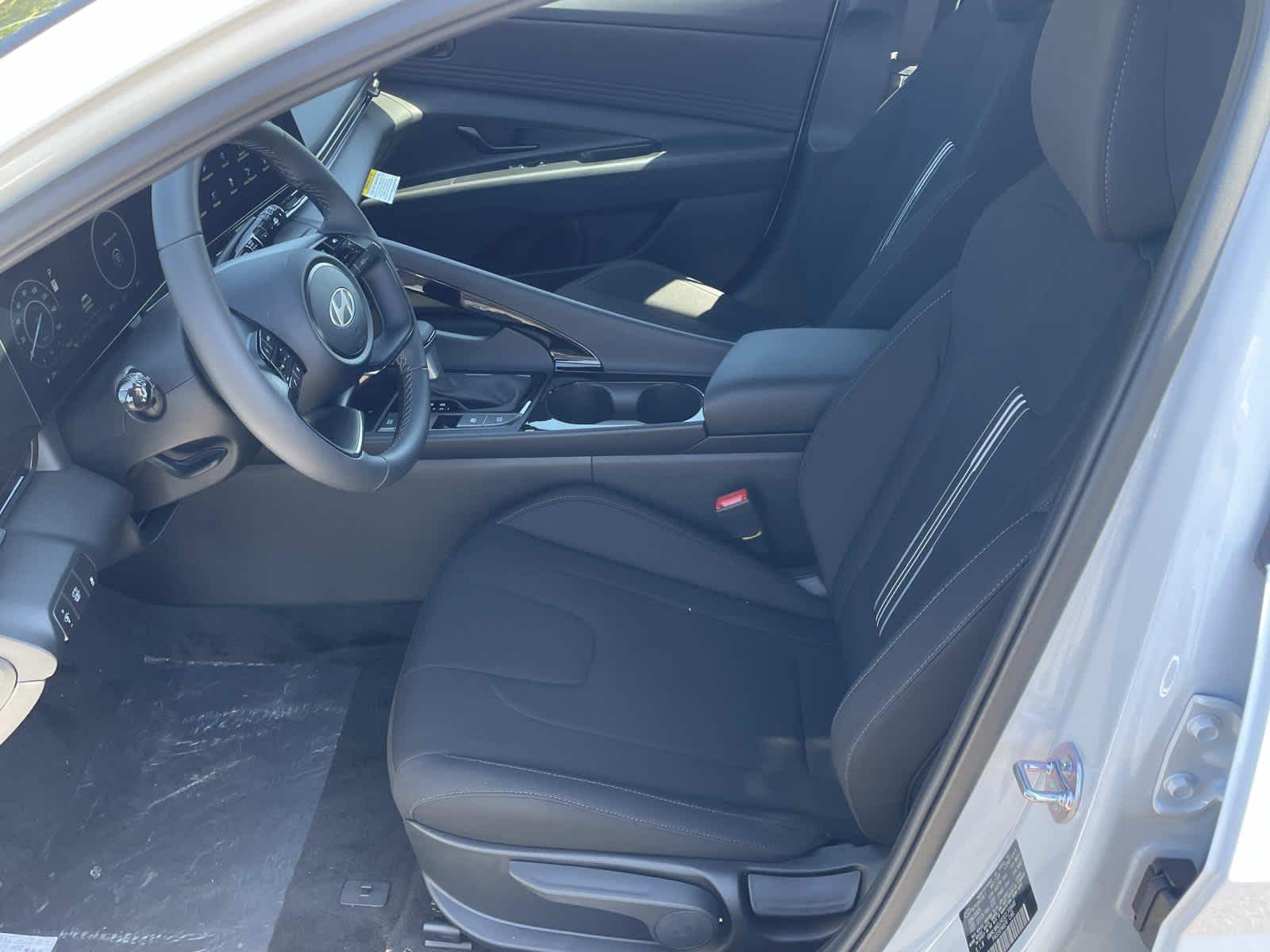 2025 Hyundai Elantra Hybrid SEL Sport Image 13 of 34