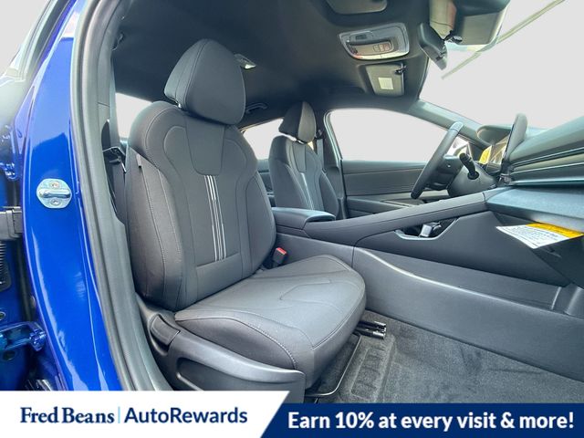 2025 Hyundai Elantra Hybrid SEL Sport Image 17 of 36